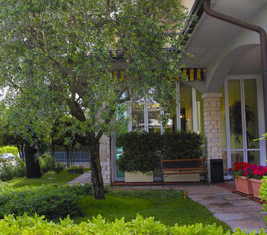 Albergo La Quiete Дезенцано-дель-Гарда Экстерьер фото